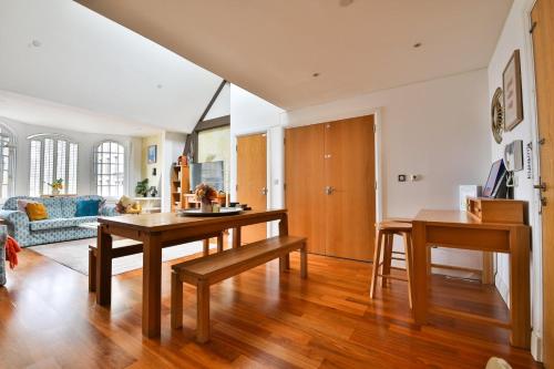 Posezení v ubytování The Cardiff Central Pad – Stylish 2-Bed Apartment