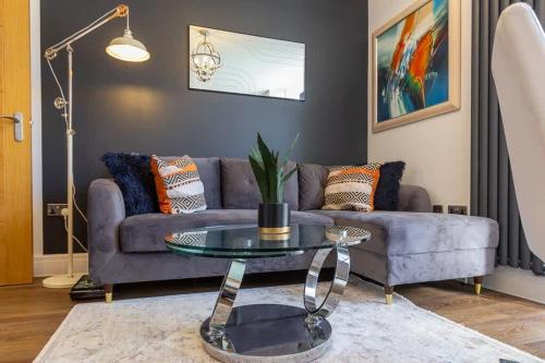 a living room with a couch and a table at Bright cheery 4 bd apartment by Brighton Station in Brighton & Hove