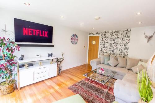 TV a/nebo společenská místnost v ubytování Luxury at The Brunswick - Free Parking-4 bedrooms