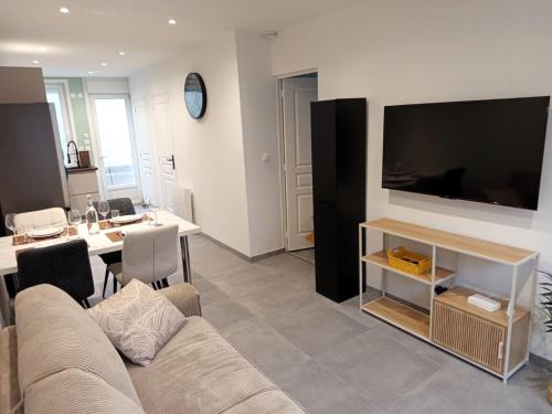 TV a/nebo společenská místnost v ubytování Appartement équipé vue phare, 2 min plage & ferry