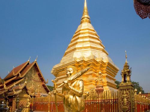 فندق سوريونغز شيانغ ماي في شيانغ ماي: تمثال ذهبي أمام معبد بوذي