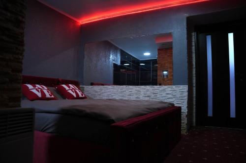 Giường trong phòng chung tại Romantic Mini-Hotel & Photo Space in the Heart of Lviv