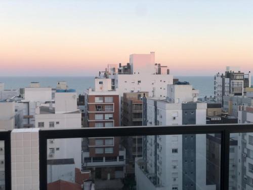 Vue générale sur la mer ou vue sur la mer prise depuis l'appartement