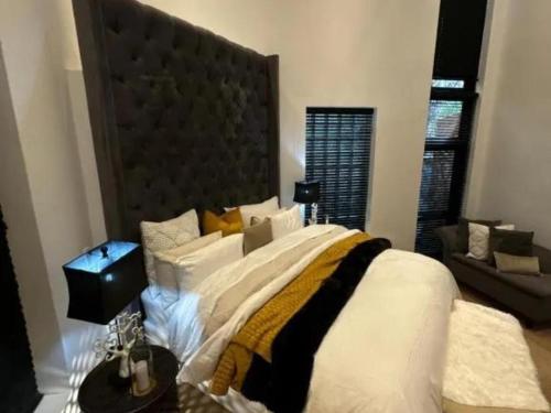 En eller flere senge i et værelse på Mood Health Resort and Spa