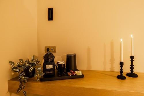 eine Theke mit zwei Kerzen und einer Kaffeemaschine darauf in der Unterkunft Aria Stay in Drama