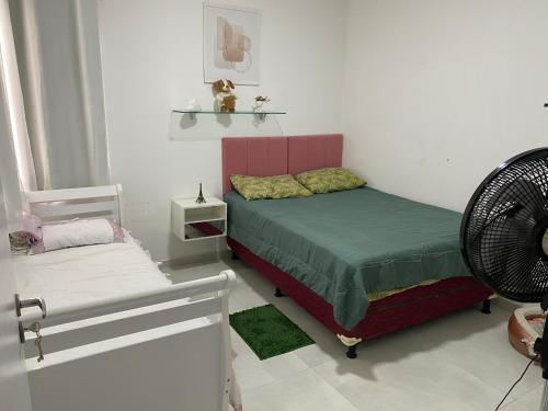 En eller flere senge i et værelse på Casa aconchegante 2 quartos