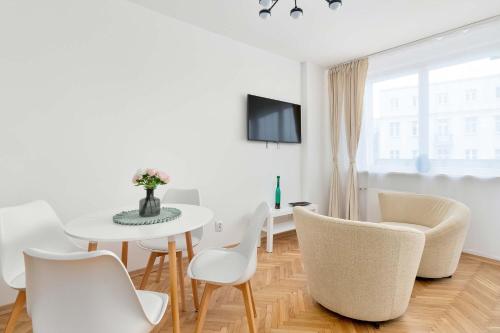 Bright Apartment for 5 in Gdynia Center by Noclegi Renters