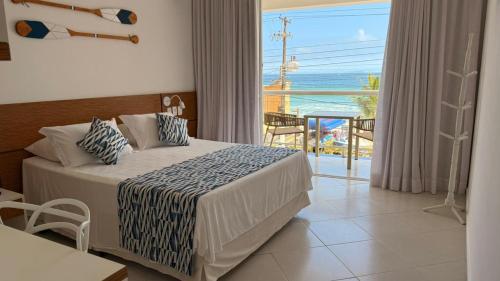 Un dormitorio con una cama con vista al mar. en Juquei Frente ao Mar Hotel Pousada, en Juquei