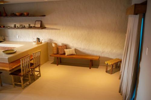 una cucina con un bancone, un tavolo e delle sedie di Casa Brisa - Villa Vento a Camocim
