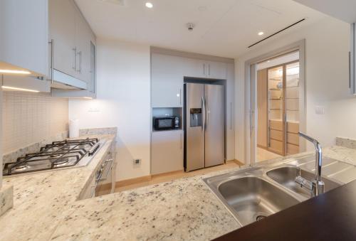 Kuchyň nebo kuchyňský kout v ubytování EDEN'S Homes & Villas - Boulevard Point