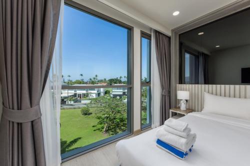 Giường trong phòng chung tại Ozone Сondo Apart Hotel by TropicLook