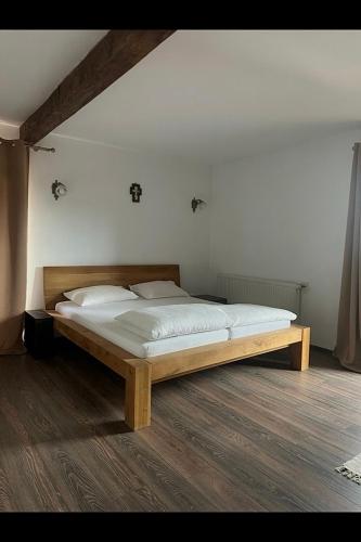 una camera da letto con un letto grande con struttura in legno di Sonnenhaus a Marpod