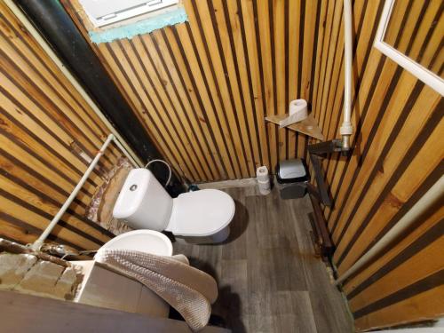 uma vista superior de uma casa de banho com 2 WC em Párty areál U Staré Vápenky em Vendryně