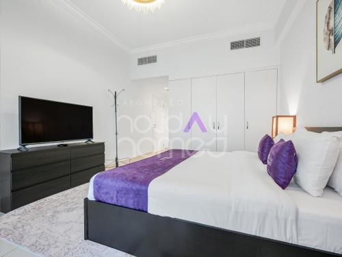 Modern 1BR Oasis | Huge Layout | City Lights