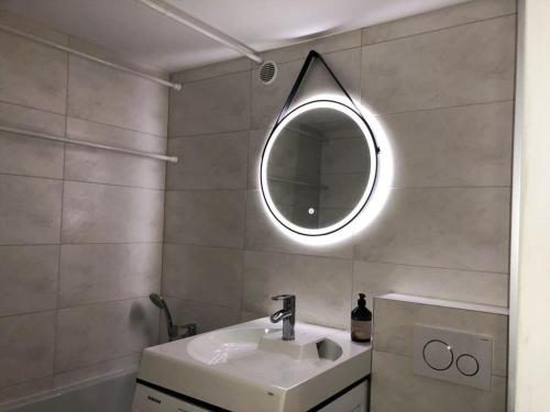 un bagno con lavandino e specchio di Panoramic Sierksdorf Meer Loft a Hansaland