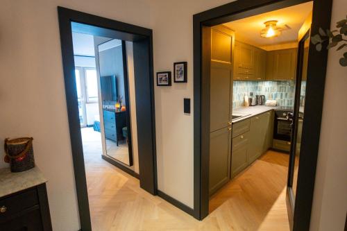 una cucina con porta aperta su una cucina con bancone di Appartements Cafe Schneider a Sankt Anton am Arlberg