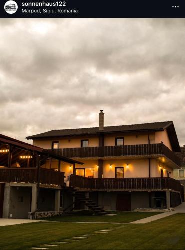 una grande casa con portico e un edificio di Sonnenhaus a Marpod