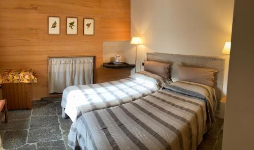 Un dormitorio con dos camas y una ventana. en Sassiglioni Vacanze, en Sassiglioni