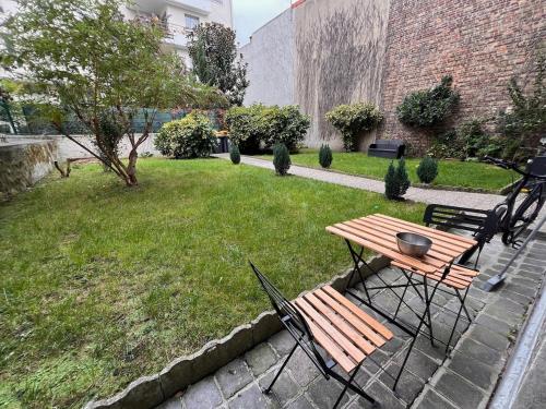 Φωτογραφία από το άλμπουμ του Elegant two-room apartment with garden, 10 min from La Défense σε Suresnes