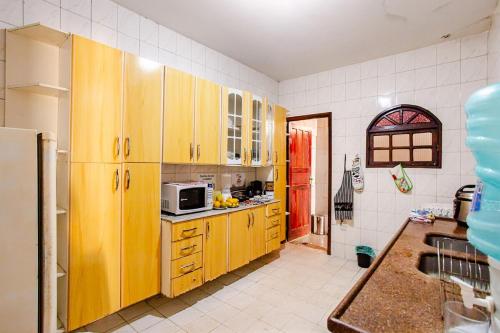 Η κουζίνα ή μικρή κουζίνα στο Casa completa Aceita Pet, área Para Fumante há 13 km de Cabo Frio