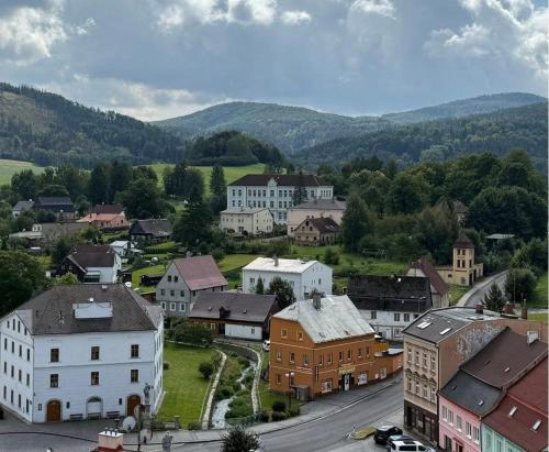 Nespecifikovaný výhled na hory nebo výhled na hory při pohledu z penzionu