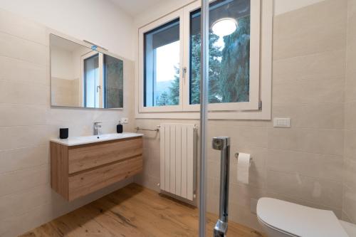 カスティオーネ・デッラ・プレゾラーナにあるBratto Relax Apartmentsの洗面台、トイレ、窓のあるバスルーム