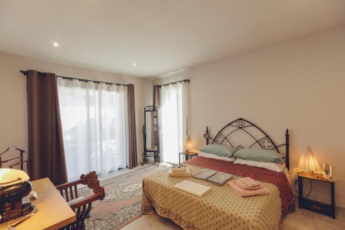 Un dormitorio con una cama y una ventana grande. en Il 10 Settembre B&B, en Enas