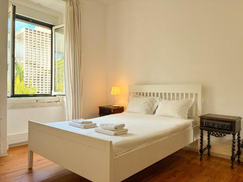 Stay as a Local! Santos Historical 6 Bedroom Apartment III