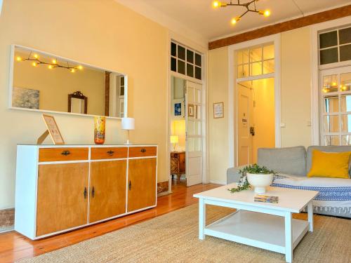 Stay as a Local! Santos Historical 6 Bedroom Apartment III