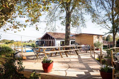 アスパレンにあるMaison Irriberriaのピクニックテーブルと木のあるパティオ