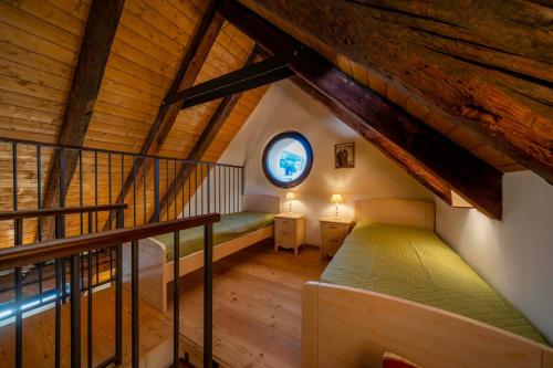 Camera mansardata con letto e finestra. di GuestHost - Antica Ferrovia Apartments Tarvisio a Tarvisio