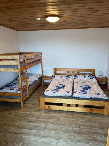 Postel nebo postele na pokoji v ubytování Farma Holý Vrch