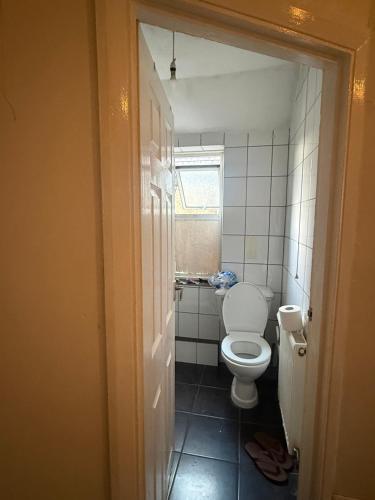 Et badeværelse på Double Room with shared kitchen and living room