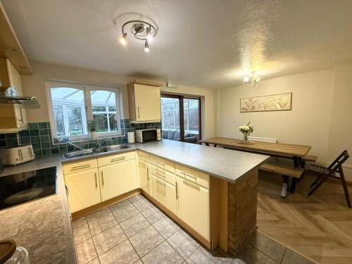 Kuchyň nebo kuchyňský kout v ubytování Modern 5-BDR, Family, Free Parking, Super Fast Speed Wi-Fi, Sleeps 10, Contractors, Long Term Stays Allowed