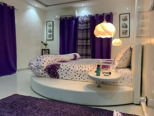 uma sala de estar com uma cama e uma mesa em Mdf Saloum em Poundiougne