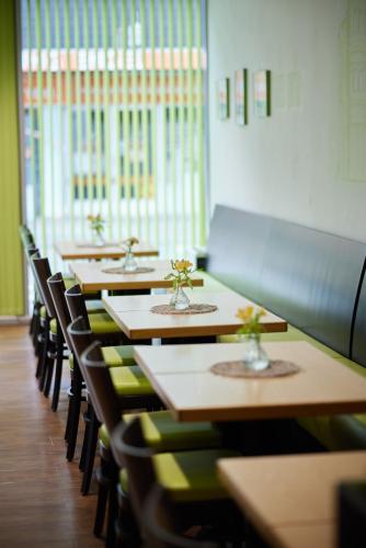 トリーアにあるアンテ ポルタ ダス シュタットホテルのレストランのテーブルと椅子の列