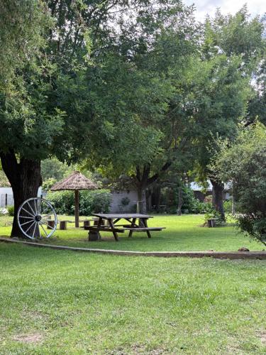 Ein Garten an der Unterkunft Cabañas La Cautiva