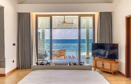 Postel nebo postele na pokoji v ubytování dusitD2 Feydhoo Maldives - All Inclusive Resort - with Free Transfers