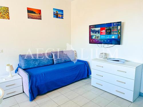 ein Schlafzimmer mit einem Bett, einer Kommode und einem TV in der Unterkunft Giglio Rosa 4 n9 in Campese