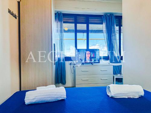 ein Schlafzimmer mit zwei Betten und einem Fernseher im Fenster in der Unterkunft Giglio Rosa 4 n9 in Campese