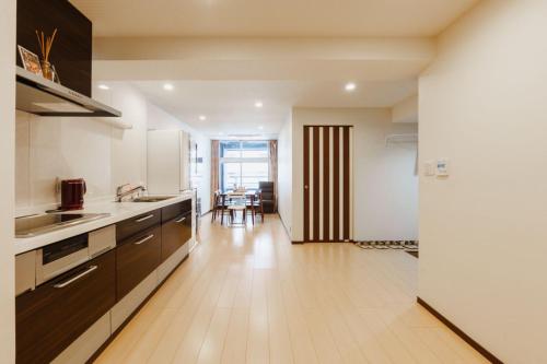 青葉邸-NIPPONBASHI Room 202-3 Min Walk to Kuromon Market 3BR 5 Beds Family Residence