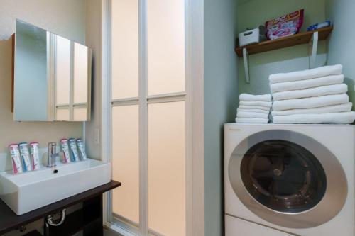 青葉邸-NIPPONBASHI Room 202-3 Min Walk to Kuromon Market 3BR 5 Beds Family Residence
