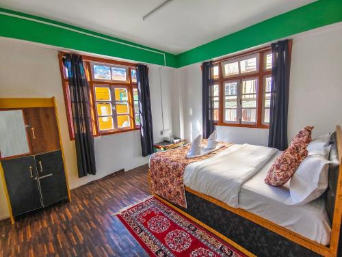Postel nebo postele na pokoji v ubytování Lachung Comfotel by Rare Himalayas