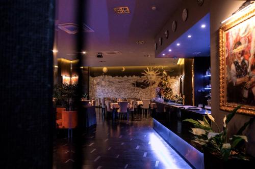 Un restaurante o sitio para comer en LH Hotel&SPA