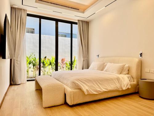 En eller flere senge i et værelse på Luxury Pool and Gym Villa Layan