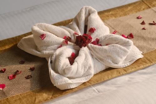 PipalsānaQila Hotel的桌子上放着两条毛巾，上面有红色的心形图案。