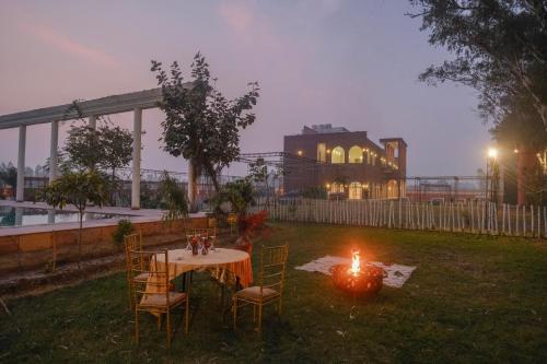 PipalsānaQila Hotel的院子里的桌椅,带蜡烛