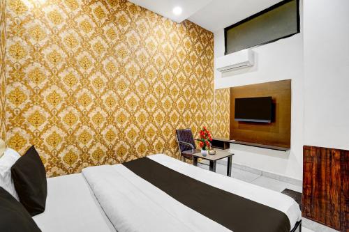 Una habitación de hotel con una cama y un televisor. en Hotel O Silver Arc Mall Ludhiana Formerly White Solitaire, en Ludhiana