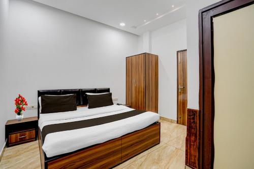 un dormitorio con una cama y un espejo en Hotel O Silver Arc Mall Ludhiana Formerly White Solitaire, en Ludhiana