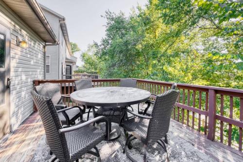 een terras met een tafel en stoelen op een dek bij Modern 4BR Retreat with Fire Pit in Bentonville